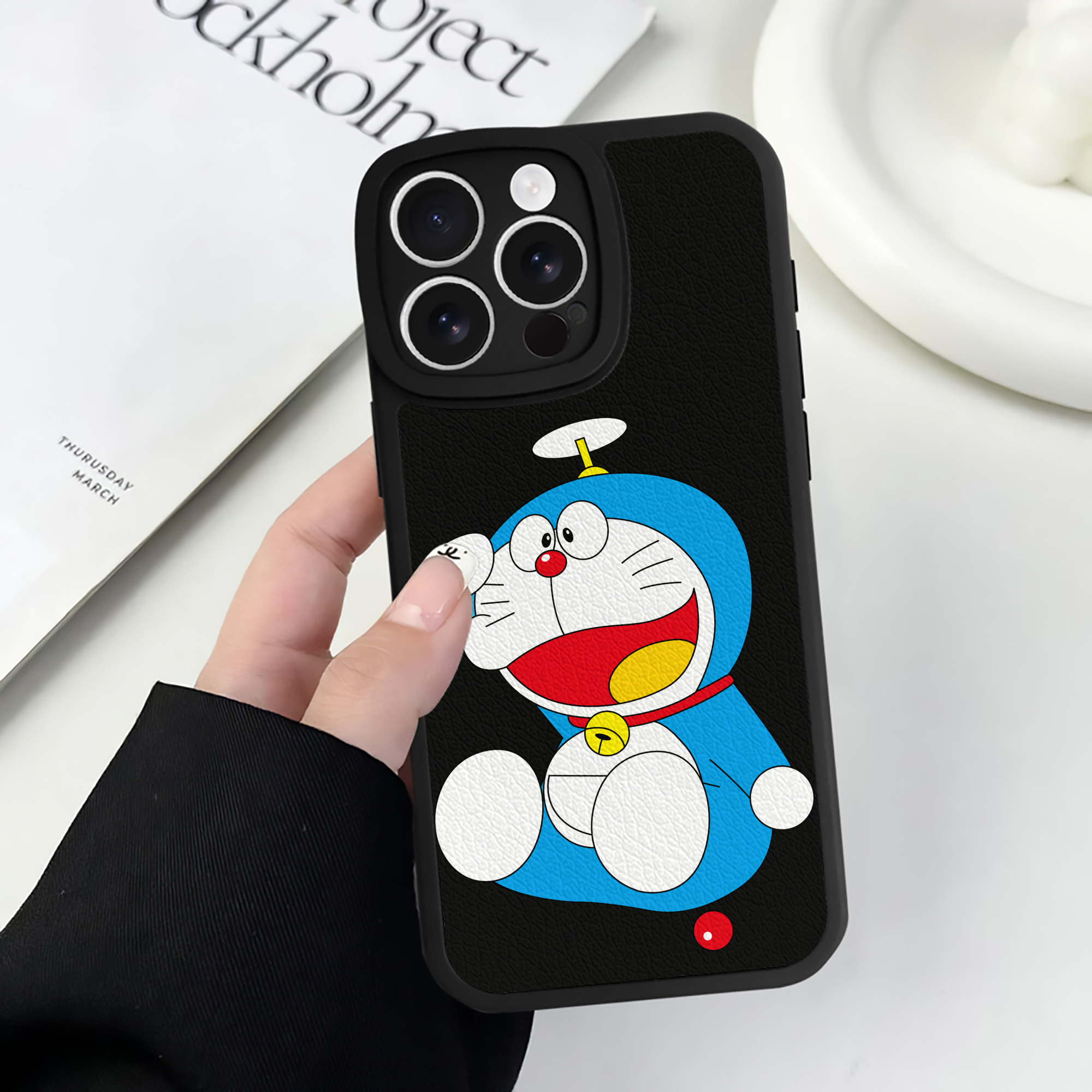 （画像用） ドラえもん Doraemon 【iPhone 16シリーズ対応】シリコンスマホケース（レザー調） 材質：シリコン